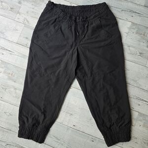 MEC Capri Black Cropped Pants Womens Size 4